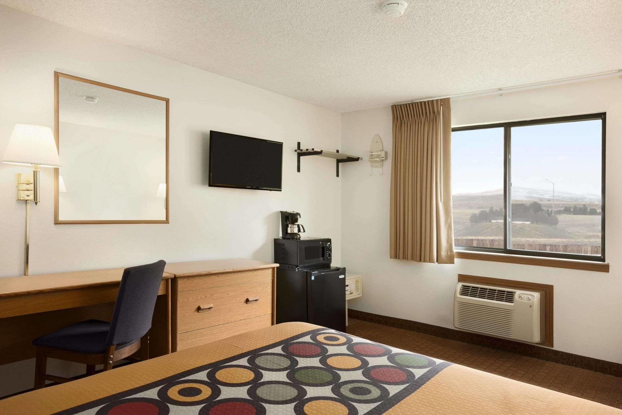 Super 8 By Wyndham Cody Hotel Kültér fotó