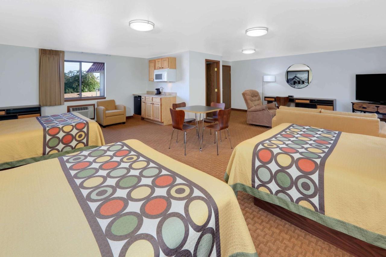Super 8 By Wyndham Cody Hotel Kültér fotó