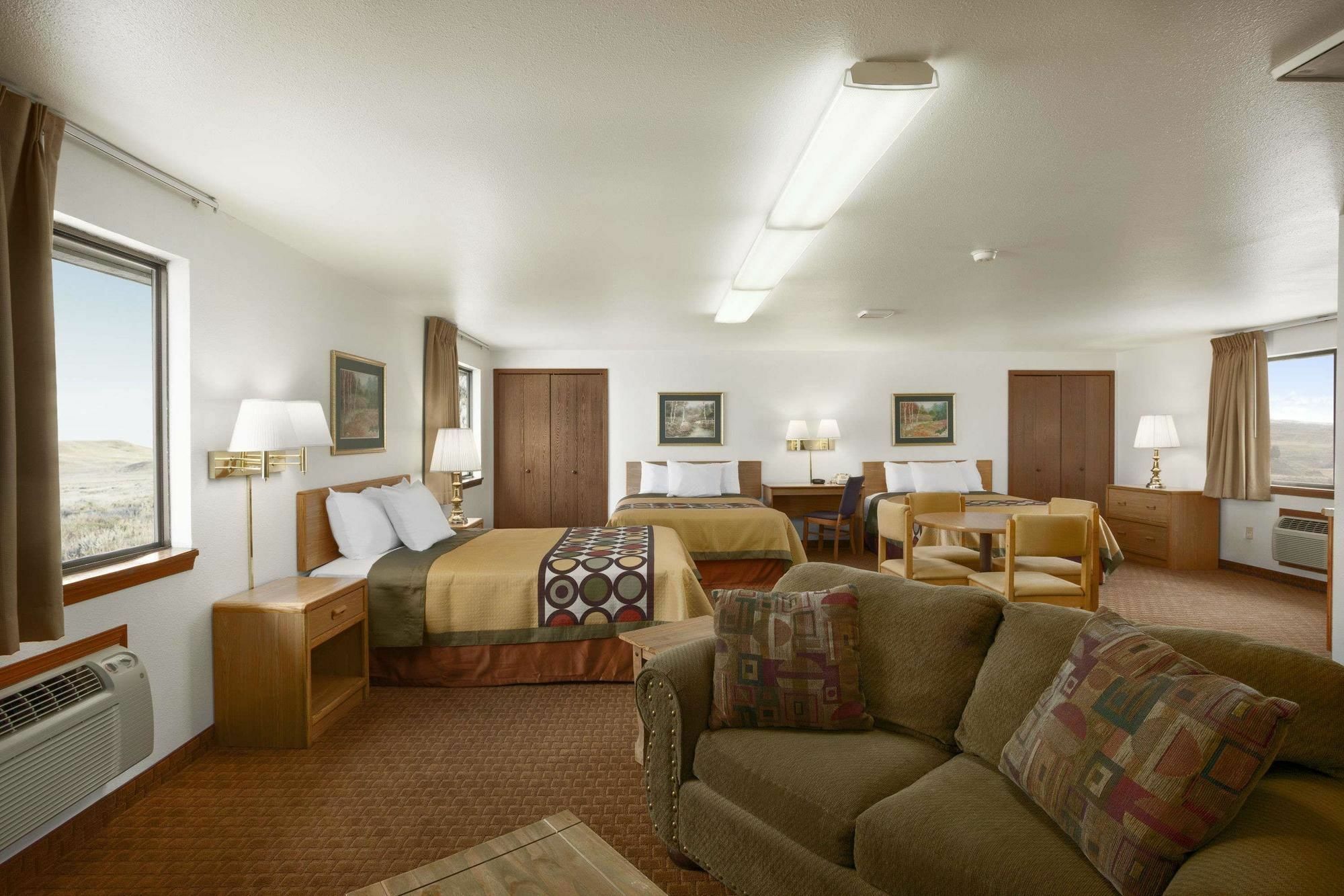 Super 8 By Wyndham Cody Hotel Kültér fotó